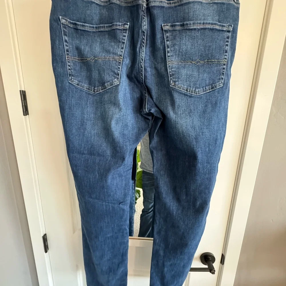 Lucky brand 
Athletic straight 
38/34 - Picture 7 of 7